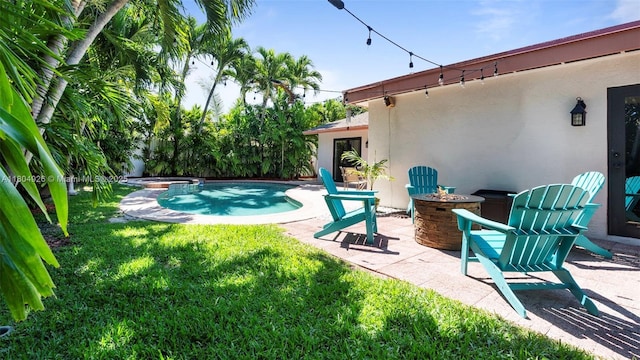 4955 NW 10th St, Coconut Creek, FL 33063 - view of swimming pool featuring an outdoor fire pit, a yard, a pool with connected hot tub, and a patio area