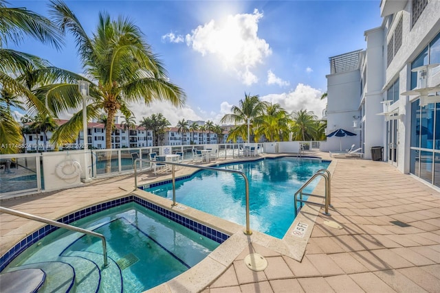 3030 NE 188th St Unit 602, Aventura, FL 33180 - community pool featuring a community hot tub, fence, and a patio area