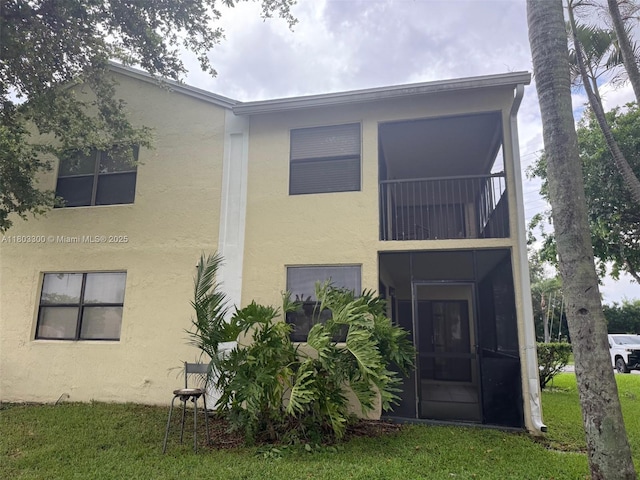 1100 Constitution Dr Unit 1100G, Homestead, FL 33034 - back of property with stucco siding and a yard