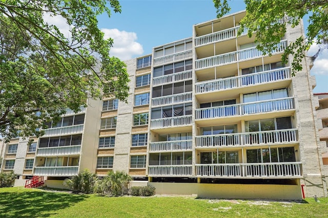 view of apartment building / complex