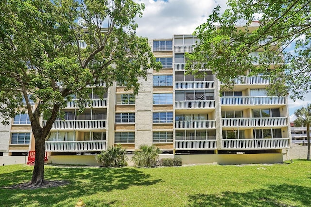 view of apartment building / complex