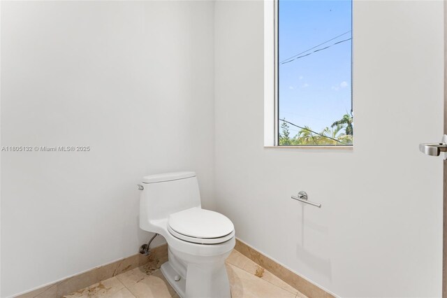 544 Fernwood Rd Unit 544, Key Biscayne, FL 33149 - bathroom featuring baseboards and toilet
