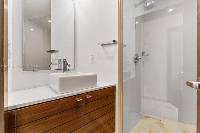 544 Fernwood Rd Unit 544, Key Biscayne, FL 33149 - full bath featuring tiled shower and vanity