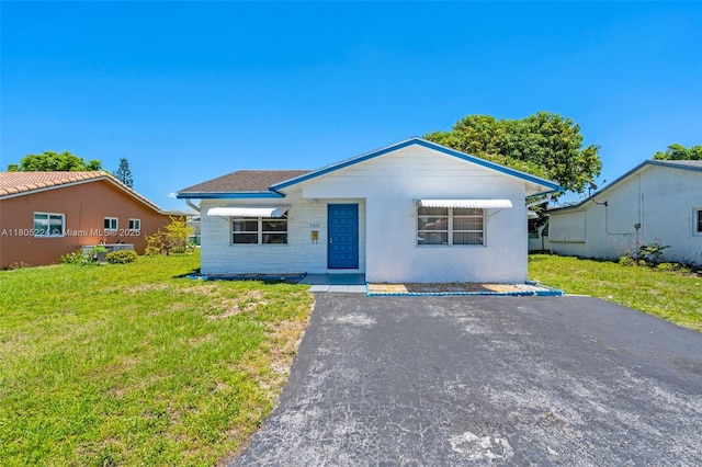 7612 NW 68th Ave, Tamarac, FL 33321 - bungalow-style home with a front lawn