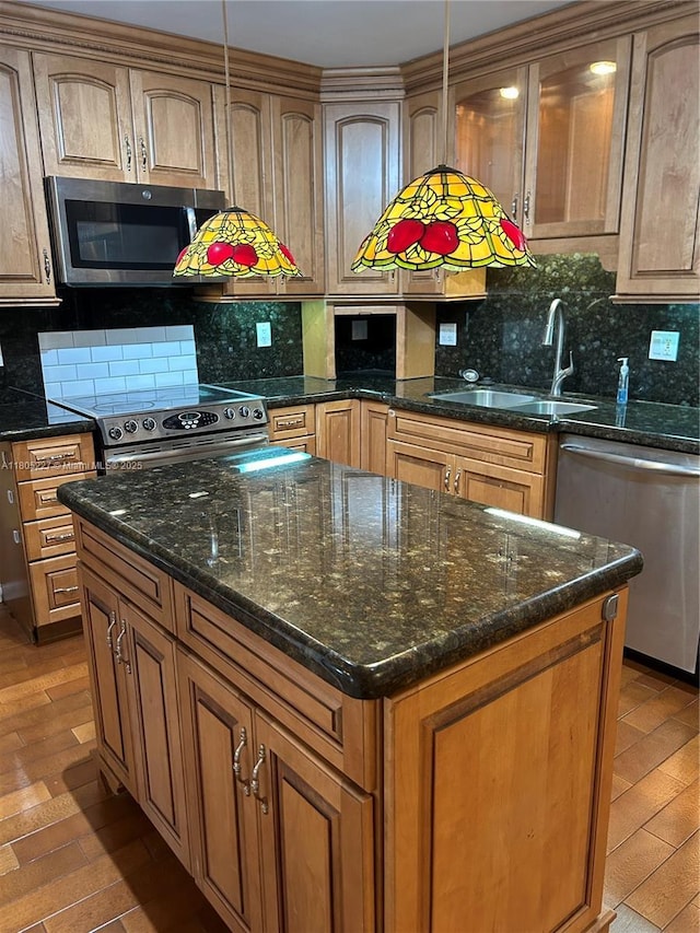 8631 Bridle Path Ct, Davie, FL 33328 - kitchen with stainless steel appliances, a sink, light wood-style flooring, backsplash, and a kitchen island