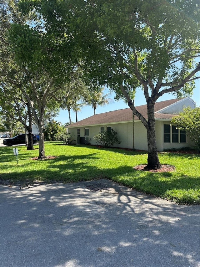 8631 Bridle Path Ct, Davie, FL 33328 - view of front facade with a front yard and stucco siding