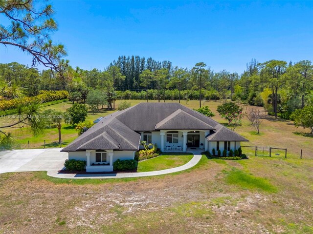 ranch-style house with driveway
