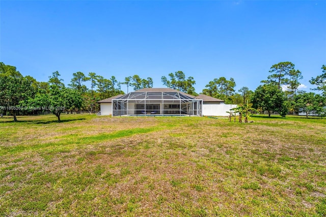 view of grassy yard featuring a lanai