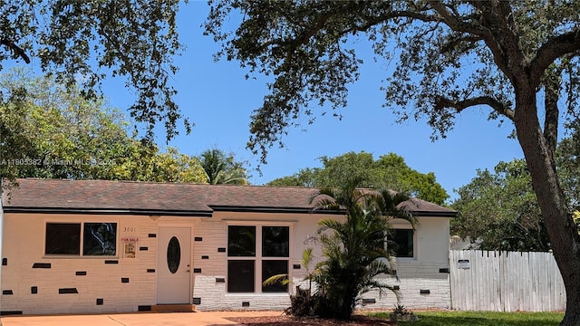 3601 N 72nd Ave, Hollywood, FL 33024 - ranch-style house featuring crawl space and a shingled roof