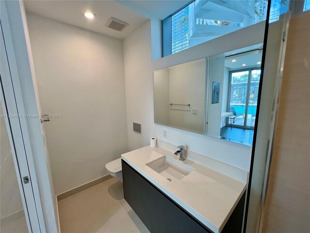 851 NE 1st Ave Unit Caba Pb23, Miami, FL 33132 - bathroom featuring vanity, toilet, and recessed lighting