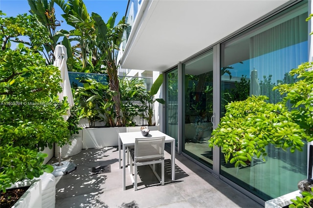 1201 20th St Unit 314, Miami Beach, FL 33139 - view of patio featuring outdoor dining space