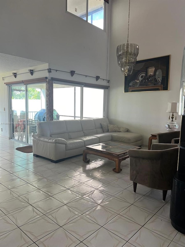897 NW 97th Ave, Plantation, FL 33324 - living area featuring a chandelier and a towering ceiling