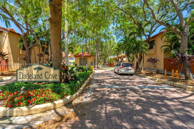 community sign featuring a residential view