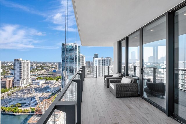 88 SW 7th St Unit 3212, Miami, FL 33130 - balcony featuring a city view and a water view