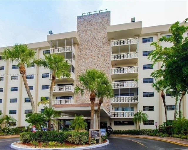 800 NE 195th St Unit 720, Miami, FL 33179 - view of apartment building / complex featuring uncovered parking