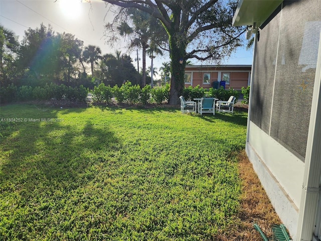 812 Lake Mcgregor Dr, Fort Myers, FL 33919 - view of green lawn