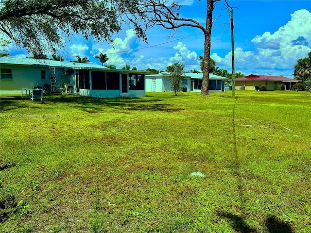 812 Lake Mcgregor Dr, Fort Myers, FL 33919 - view of grassy yard featuring a sunroom