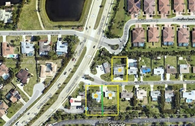 812 Lake Mcgregor Dr, Fort Myers, FL 33919 - aerial map of property and surrounding area featuring property boundaries highlighted
