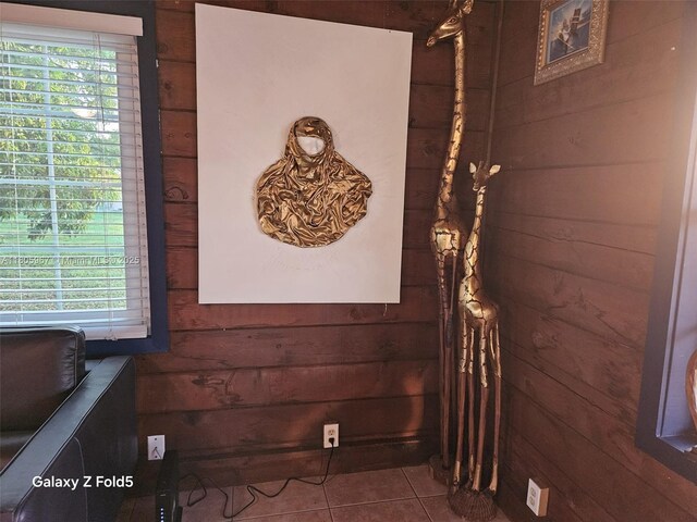 4070 E River Ft, Myers, FL 33916 - detailed view of wood walls