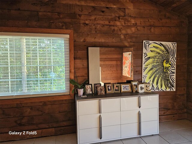 4070 E River Ft, Myers, FL 33916 - detailed view of wooden walls