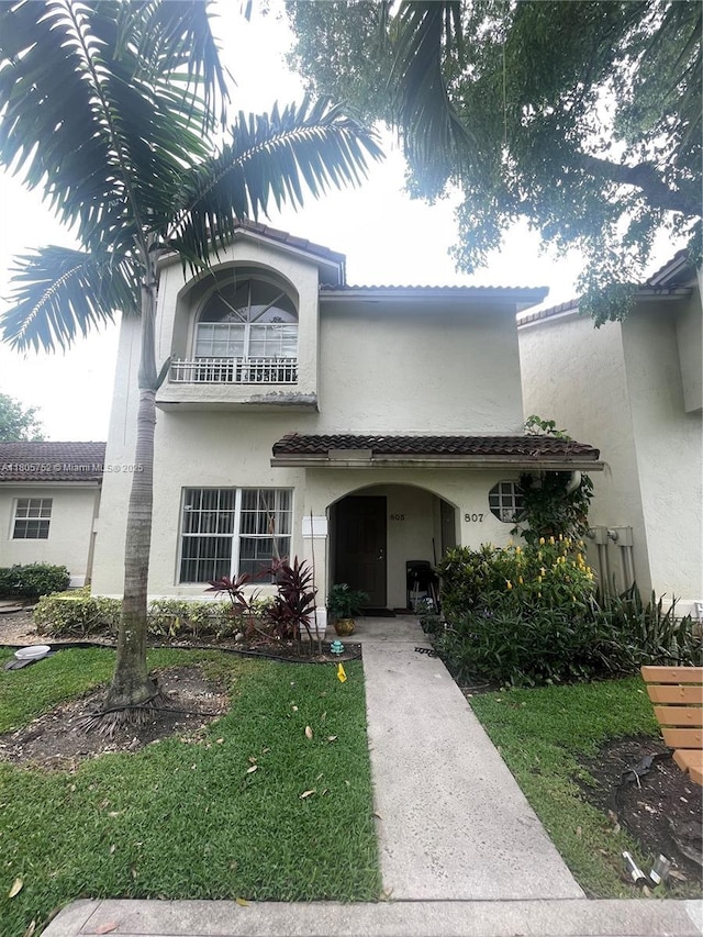 805 NW 108th Ter Unit 7L5, Pembroke Pines, FL 33026 - view of front facade featuring stucco siding, a front lawn, and a tiled roof