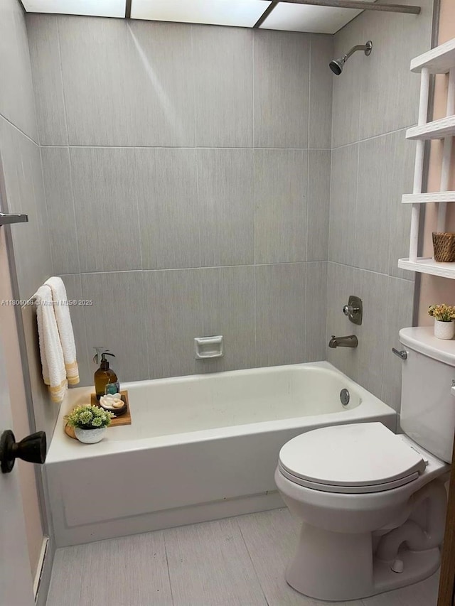 235 E Burgundy E Unit 235, Delray Beach, FL 33484 - bathroom featuring toilet, washtub / shower combination, and wood finished floors