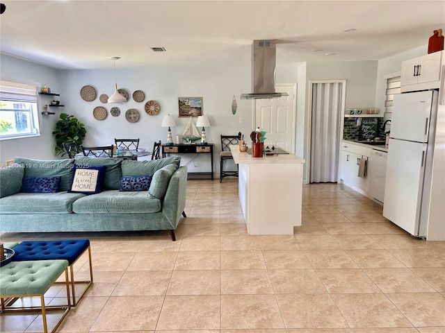 818 Lake Mcgregor Dr, Fort Myers, FL 33919 - living area featuring light tile patterned floors