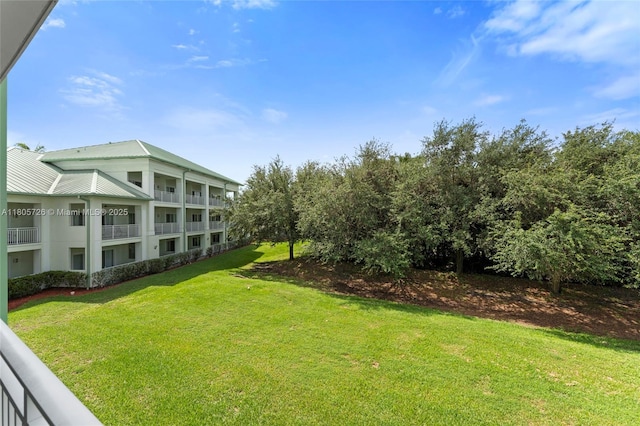 view of green lawn