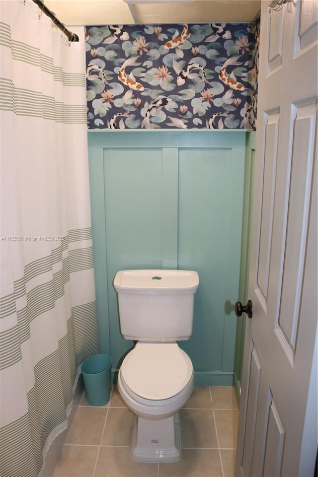 3730 Inverrary Dr Unit 2Y, Lauderhill, FL 33319 - full bath featuring a decorative wall, tile patterned flooring, toilet, and wainscoting