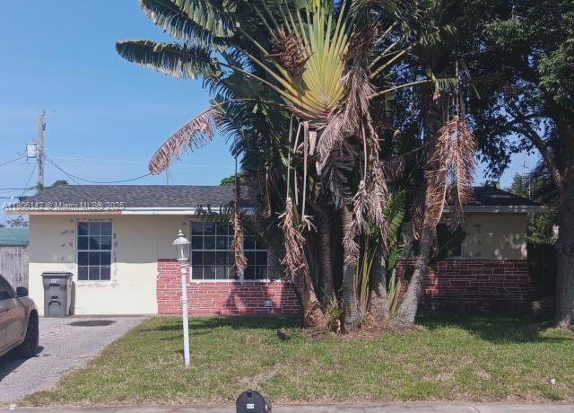 view of side of property featuring stucco siding and a lawn