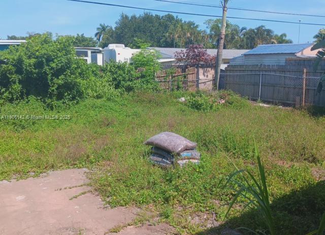 884 Montego Dr, West Palm Beach, FL 33415 - view of yard