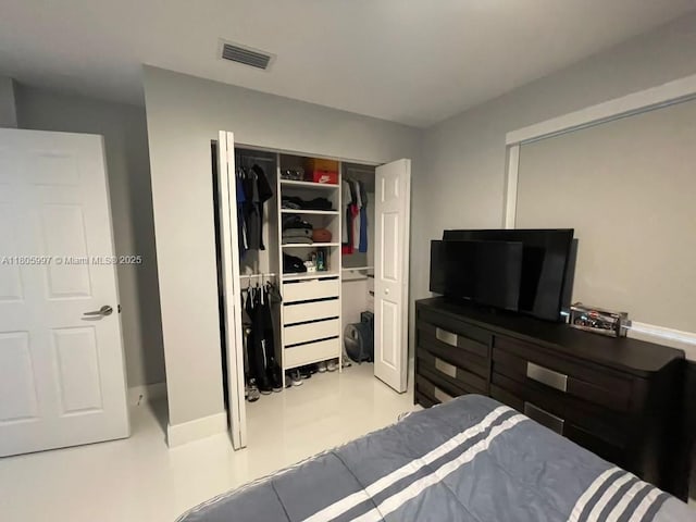 bedroom with a closet