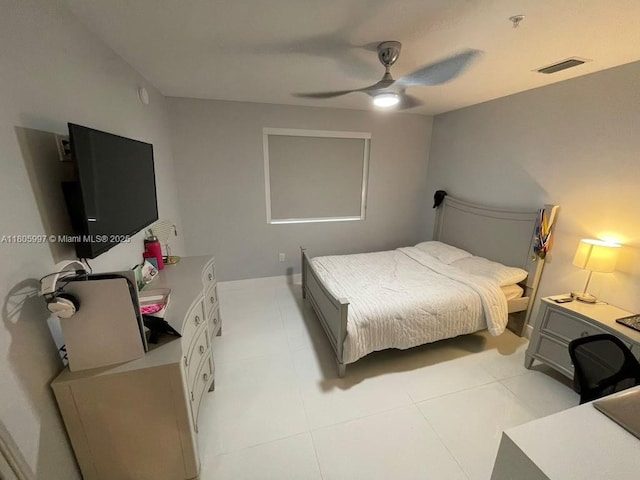 bedroom with ceiling fan