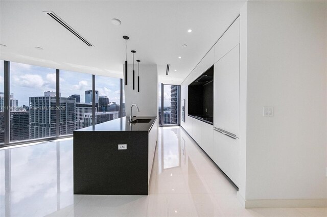 300 Biscayne Boulevard Way Unit 4507W, Miami, FL 33131 - kitchen with modern cabinets, a sink, white cabinetry, a kitchen island with sink, and recessed lighting