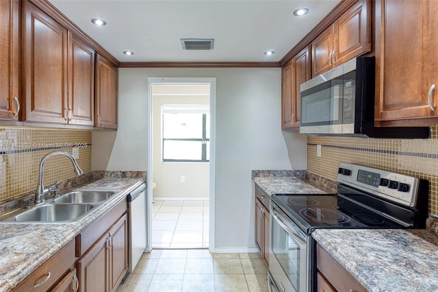 7401 NW 16th St Unit 408, Plantation, FL 33313 - kitchen with stainless steel appliances, a sink, decorative backsplash, baseboards, and recessed lighting