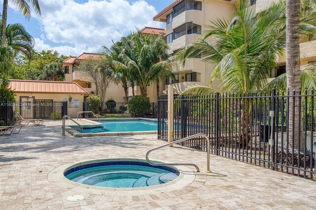 7401 NW 16th St Unit 408, Plantation, FL 33313 - community pool with a community hot tub and a patio