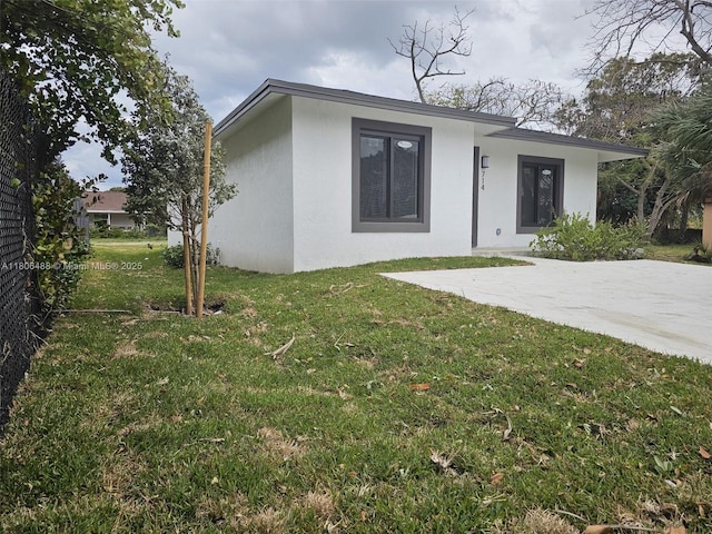 714 NW 4th Ave, Pompano Beach, FL 33060 - view of front of home with stucco siding and a front lawn