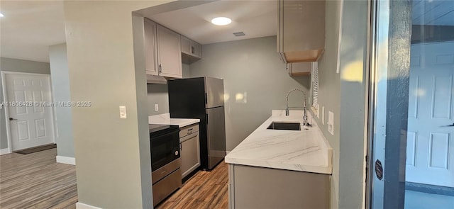 331 N 70th Way, Hollywood, FL 33024 - kitchen with appliances with stainless steel finishes, a sink, wood finished floors, and under cabinet range hood