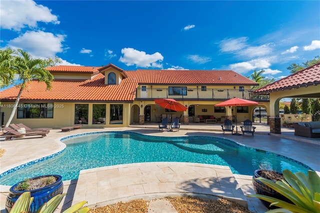 11915 Green Oak Dr, Davie, FL 33330 - swimming pool featuring a patio and an outdoor hangout area