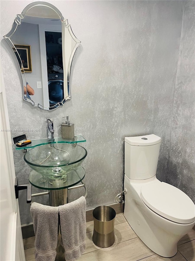 7736 Lakeside Blvd Unit G205, Boca Raton, FL 33434 - bathroom with toilet, a sink, and a textured wall