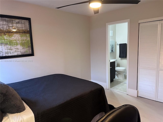 bedroom featuring ensuite bathroom, baseboards, a ceiling fan, and a closet