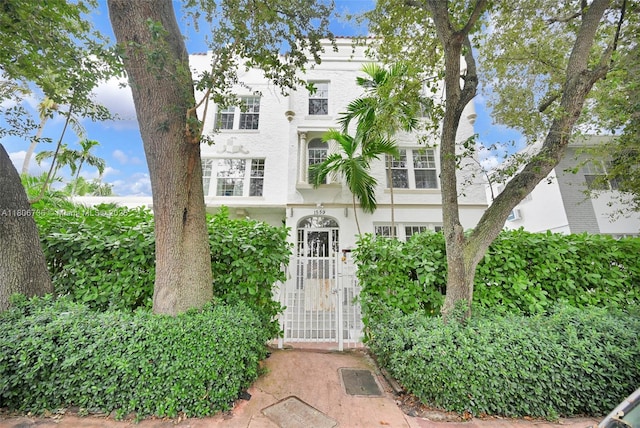 1559 Michigan Ave Unit 303, Miami Beach, FL 33139 - view of front of house with stucco siding