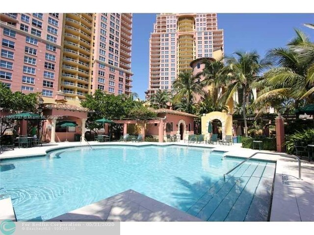 2100 N Ocean Blvd Unit 5B, Fort Lauderdale, FL 33305 - view of community pool