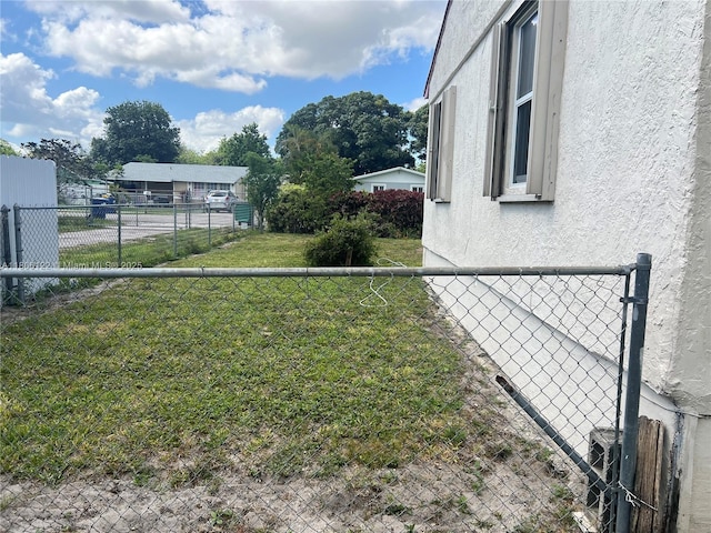 1527 NW 101st St, Miami, FL 33147 - view of yard