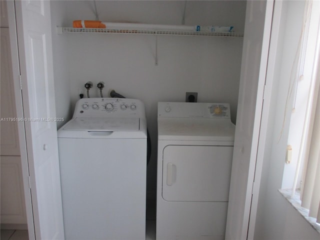 4112 Pine Ridge Ln, Weston, FL 33331 - laundry room featuring washing machine and clothes dryer