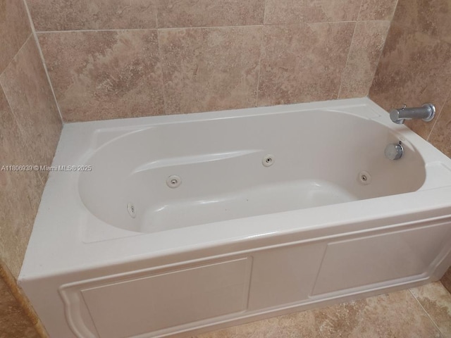20033 NE 2nd Pl, Miami, FL 33179 - bathroom with a jetted tub