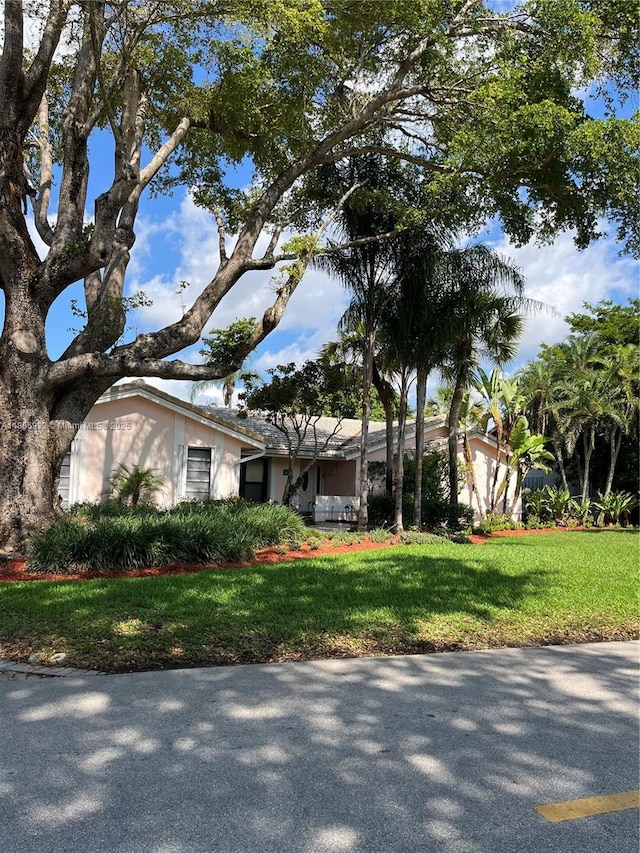 9620 E Calusa Club Dr, Miami, FL 33186 - ranch-style home featuring a front lawn and stucco siding