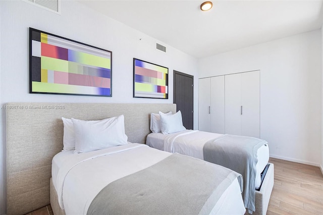 398 NE 5th St Unit 4518, Miami, FL 33132 - bedroom with wood finished floors, baseboards, a closet, and recessed lighting