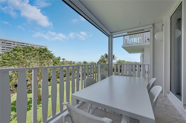 200 Ocean Lane Dr Unit 305, Key Biscayne, FL 33149 - balcony with outdoor dining area