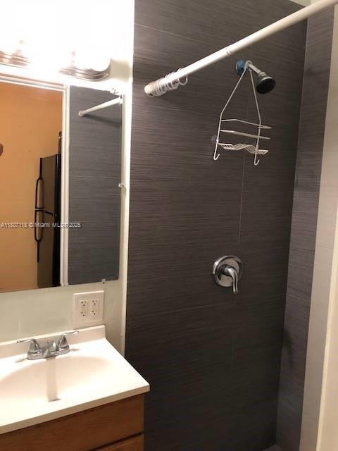 131 Carolina Ave, Fort Lauderdale, FL 33312 - full bath featuring tiled shower and vanity